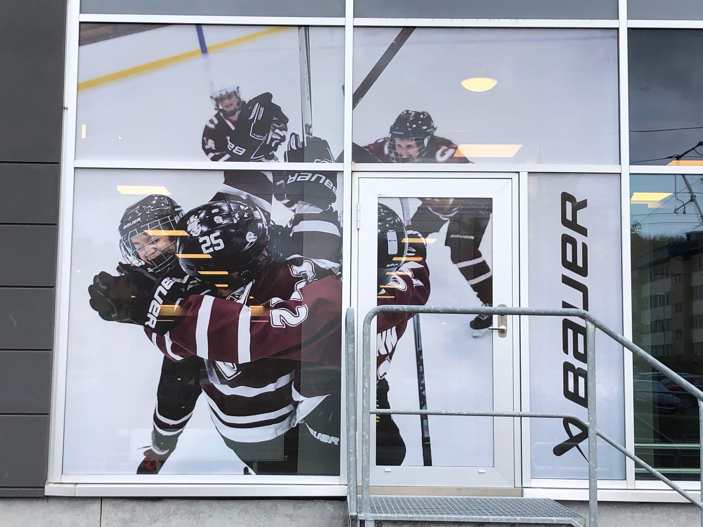 Fönsterdekor med hockeymotiv – Göta Neon