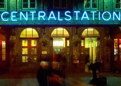 Centralstationen med neonbelysning