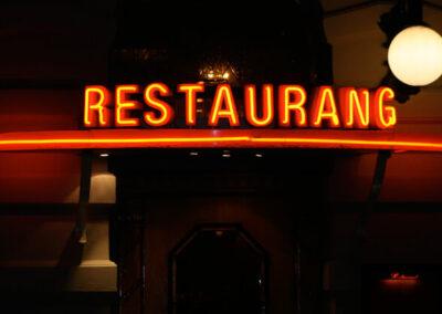 Restaurang – fönsterdekor och neonskylt