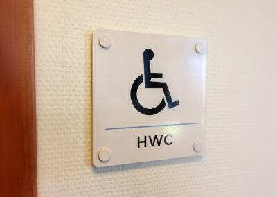 Tillgänglighetsanpassad hänvisningsskylt för HWC