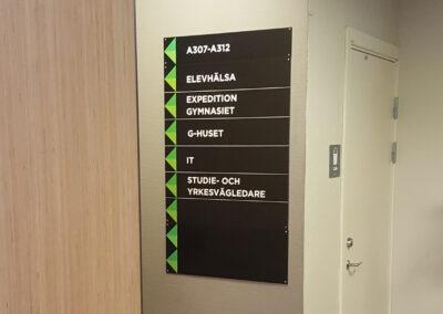 Hänvisningsskylt i offentlig byggnad