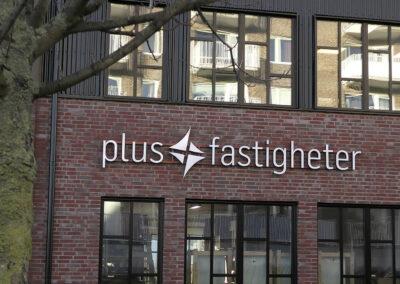 Plus Fastigheter – skyltning